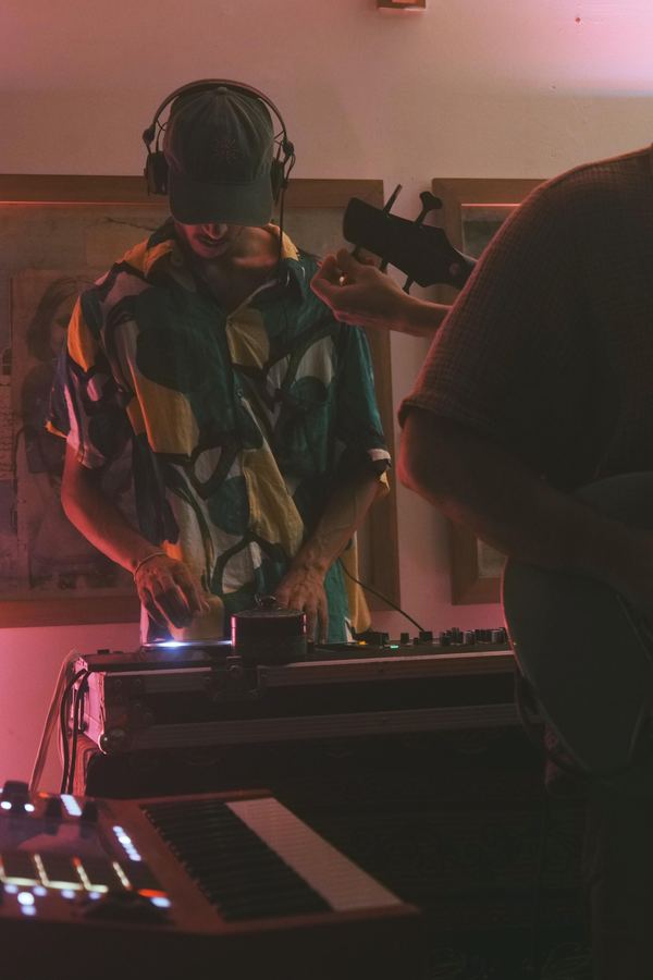 909