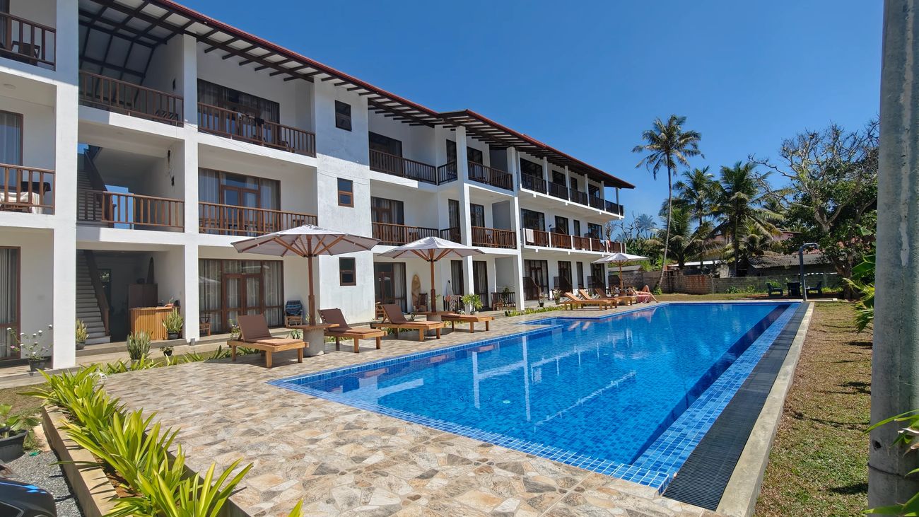 Siyomin: white building around a long pool